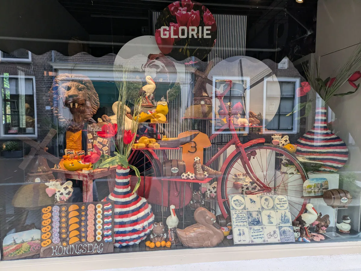 Vetrina olandese con tanti oggetti tipici