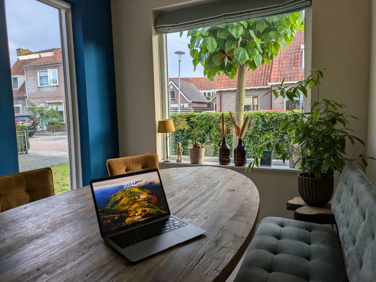 Laptop sul tavolo della sala