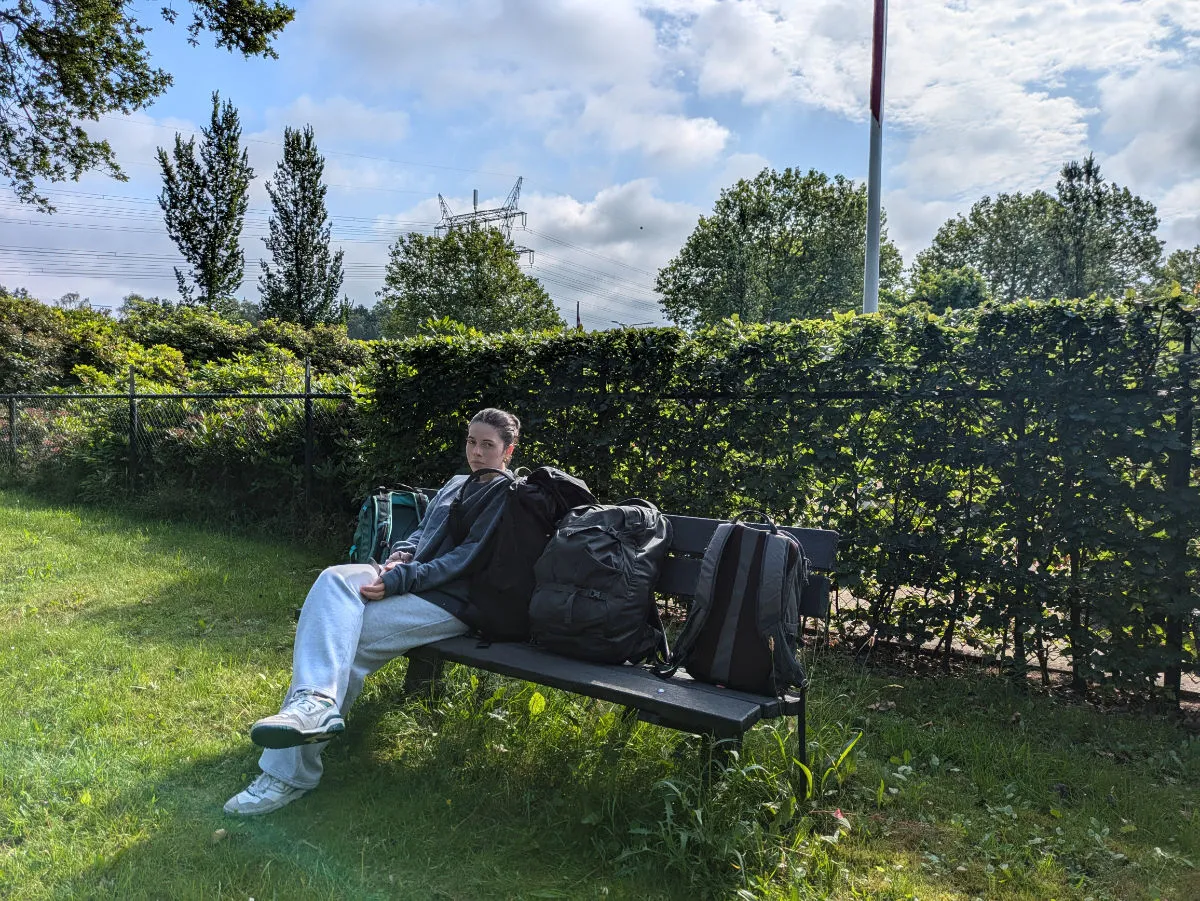 Sophia e gli zaini sulla panchina