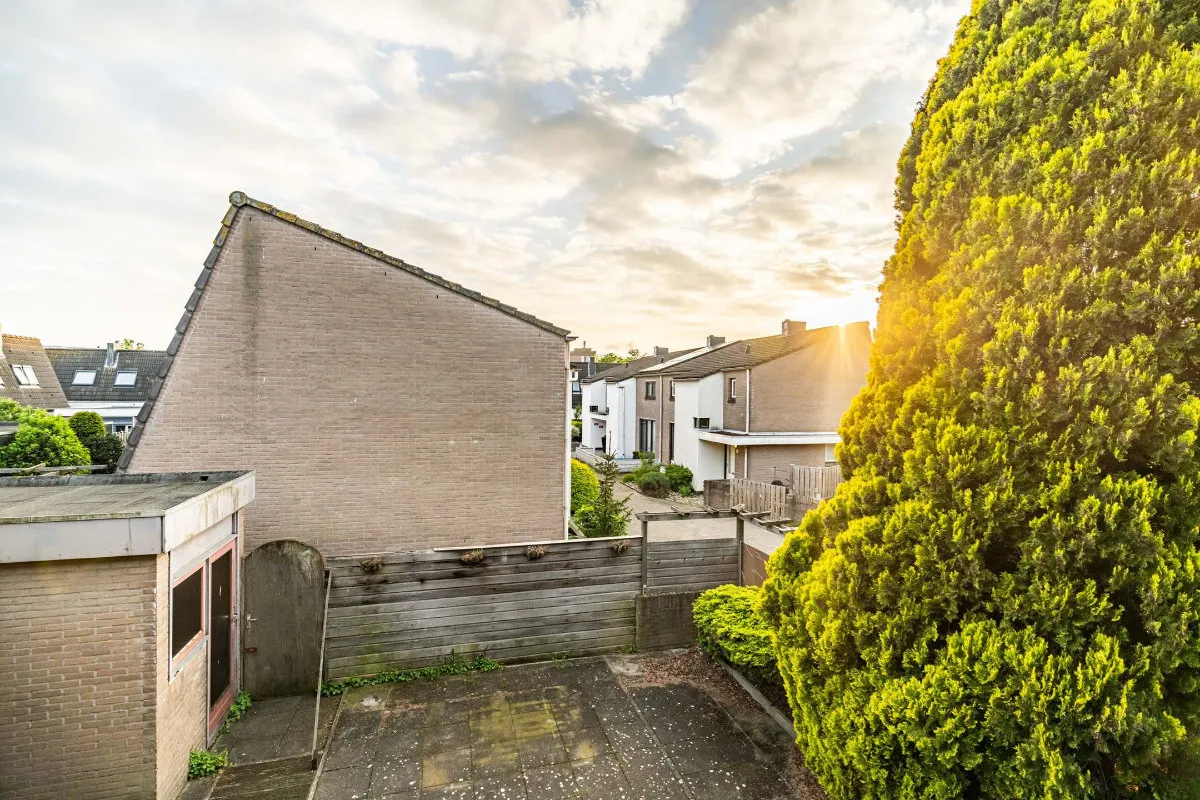 La vista dalla camera da letto, villette e sole al tramonto